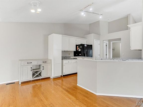 5th image of 2163 Farnsworth Dr