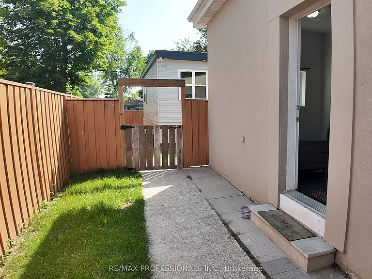 5 Farmbrook Rd #B — Photo 2