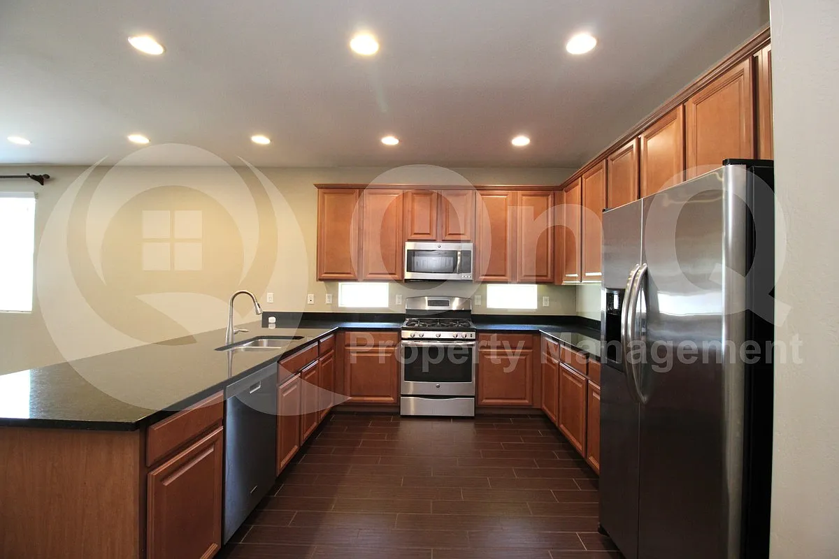 5 bed, 3.0 bath, 2200 sqft, $2,799 — Photo 4