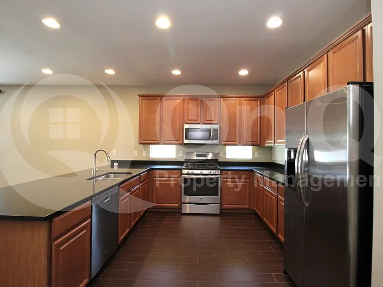 867 E Aberdeen Dr — Photo 4