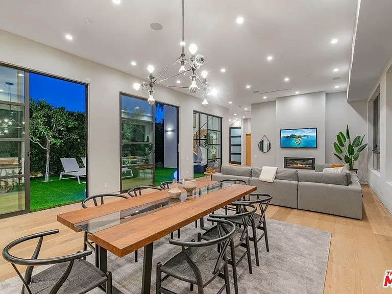 346 N Kings Rd — Photo 4