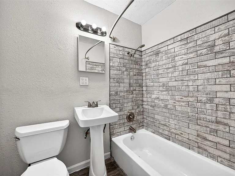 530 Globe St — Photo 24