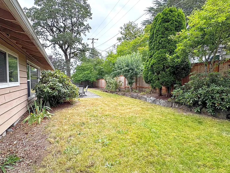 1480 SW Huntington Ave — Photo 15