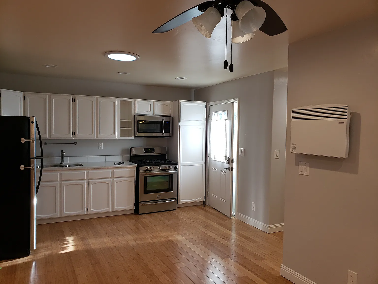 2 bed, 626 sqft, $2,700 — Photo 2