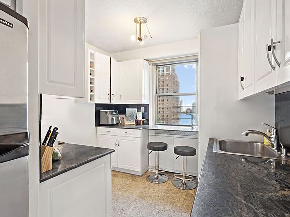 3rd image of 300 E 40th St APT 14C