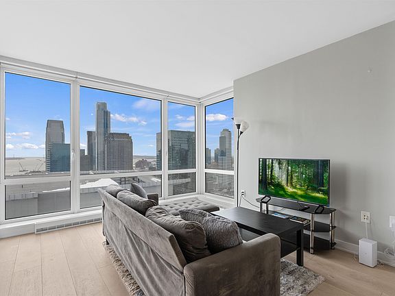 4th image of 2 2nd St APT 3606
