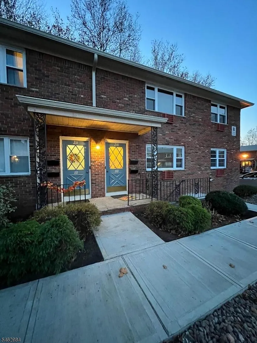 1 bed, 1.0 bath, $2,100 — Photo 1