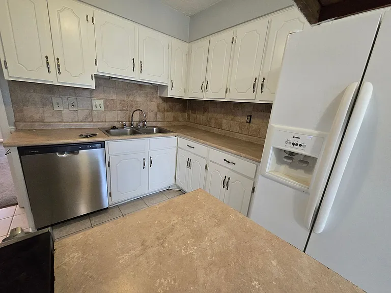 2240 E Aberdeen Dr — Photo 9
