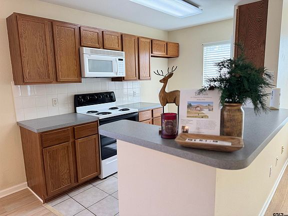 3rd image of 401 Magnolia Ct