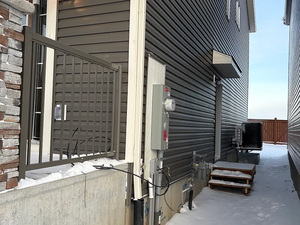 Separate Side Enterance to Basement Suite