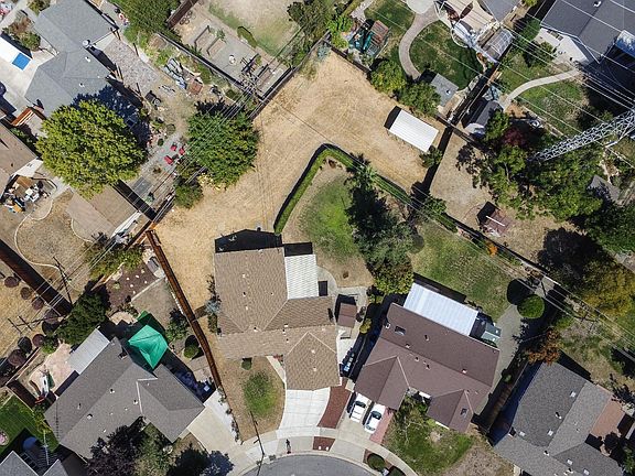 2nd image of 1751 Oakwood Ave