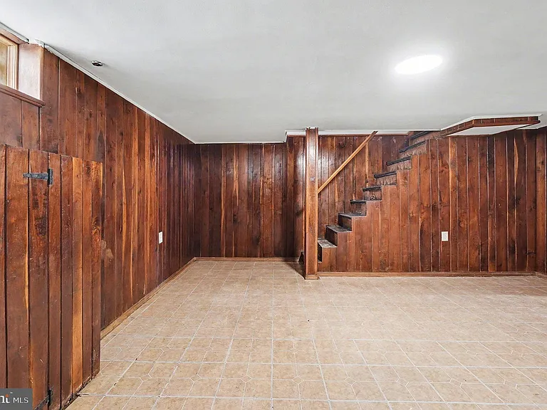 828 Saint Dunstans Rd — Photo 16