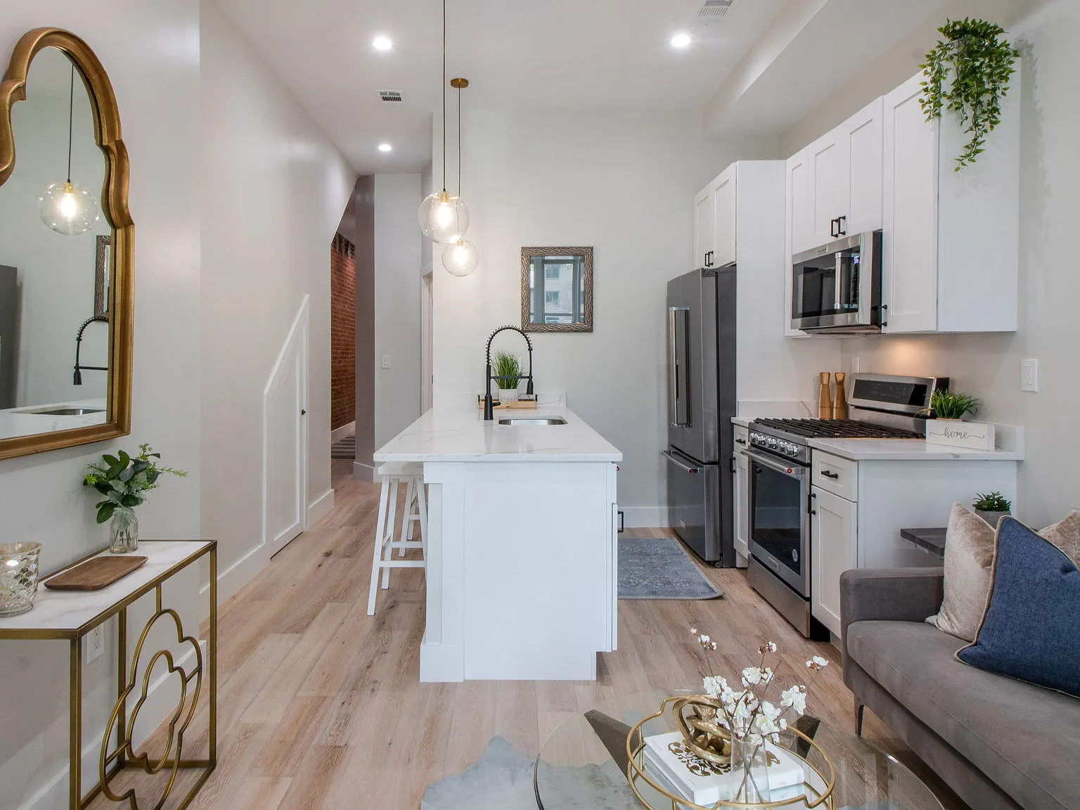 2 bed, 892 sqft, $3,650 — Photo 2