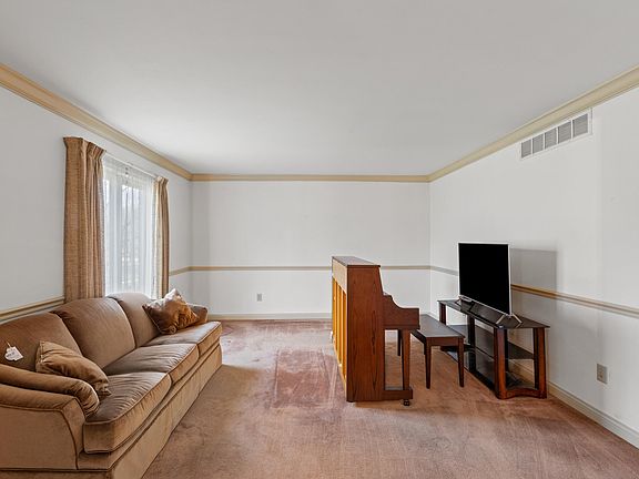 5th image of 2424 Creekview Ct