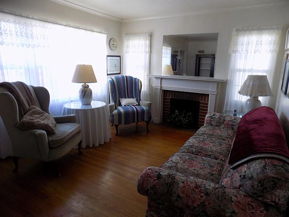 5th image of 915 Blaine Ave