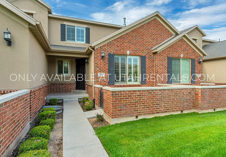 136 W 3360 N — Photo 2