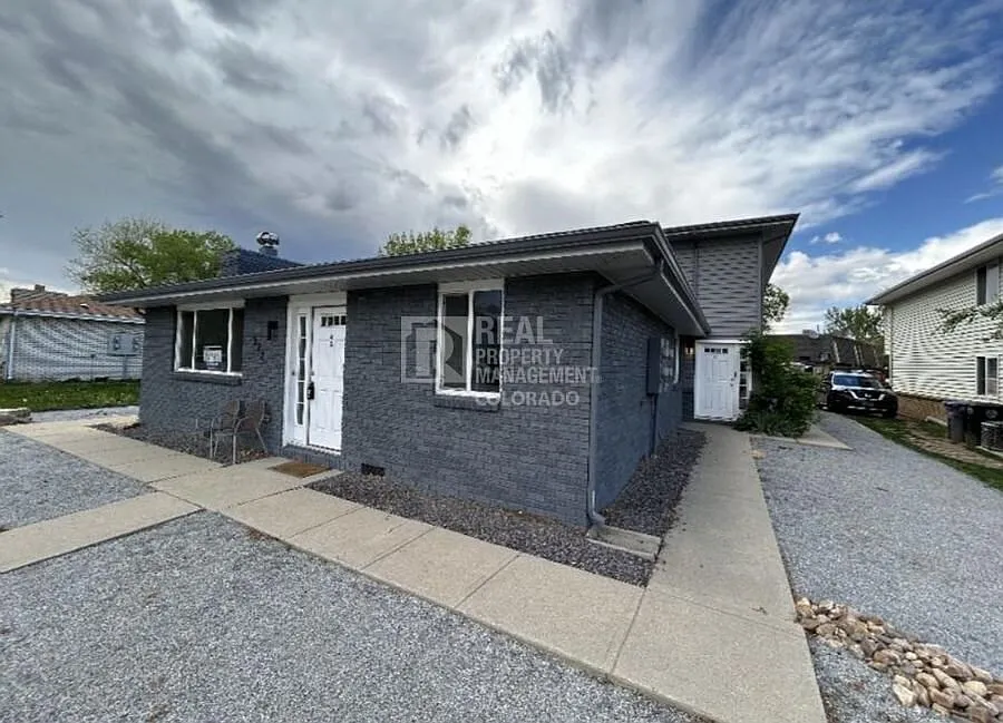 Comfortable 2-Bedroom Condo with Detached Garage & In-Unit Laundry in Longmont! — Photo 3