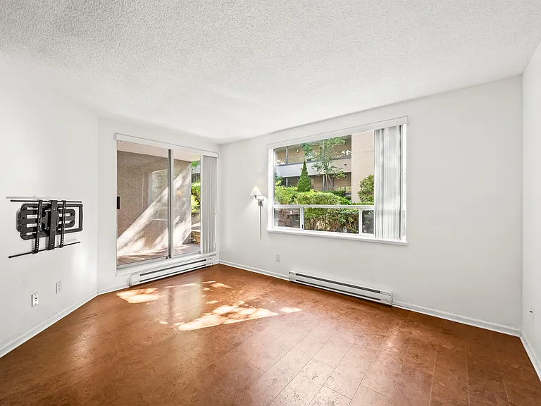 1050 Broughton St — Photo 4
