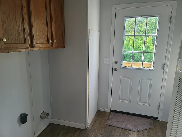 Laundry area with side entrance