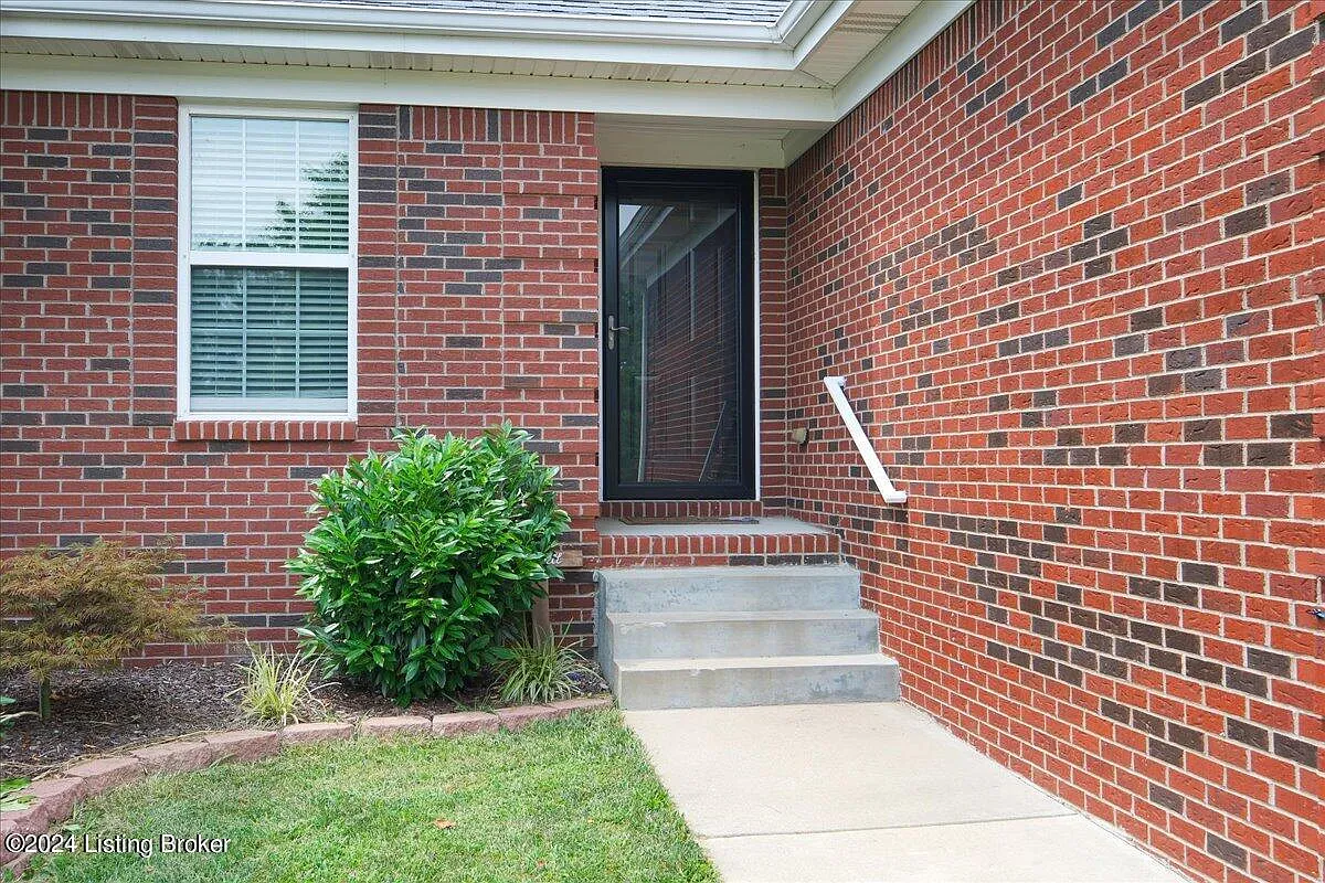 3 bed, 2.0 bath, 1600 sqft, $2,200 — Photo 4