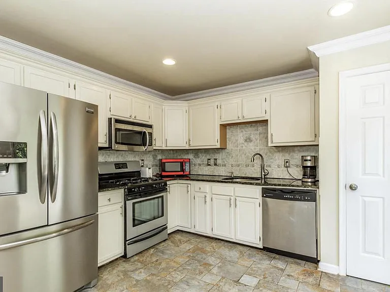 240 William Livingston Ct — Photo 15