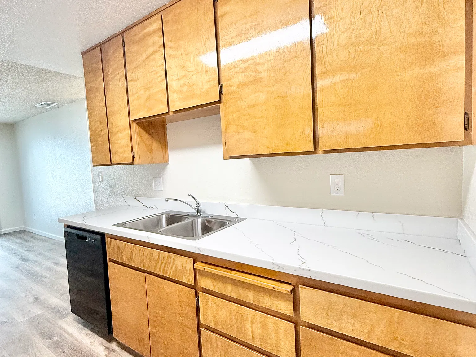 2 bed, 1000 sqft, $1,895 — Photo 2