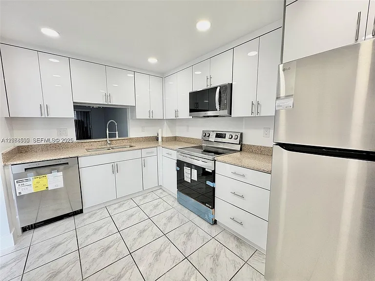 1075 Riverside Dr #302 — Photo 2