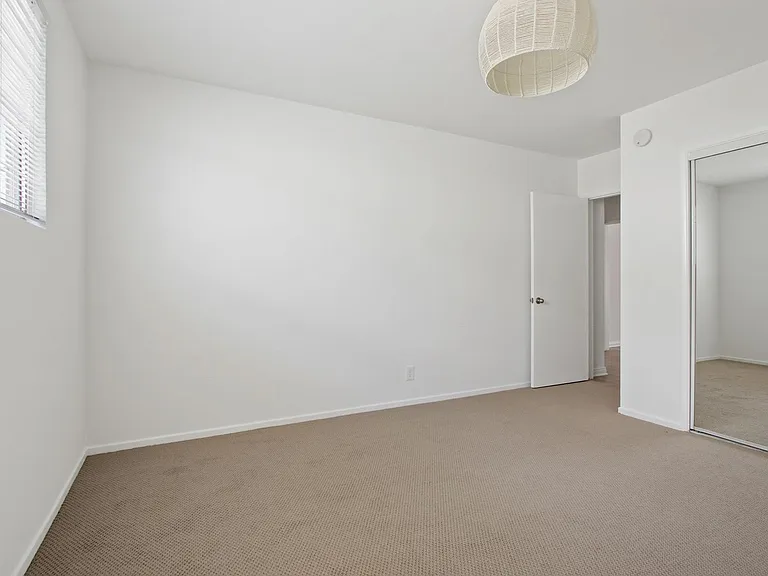 943 6th Street in Santa Monica - North of Wilshire and only 6 blocks to the beach! — Photo 13