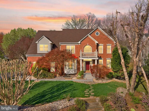 5105 Whisper Willow Dr, Fairfax, VA 22030