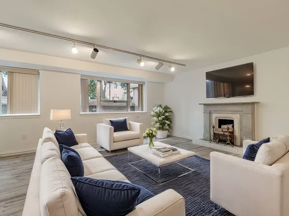 20 Hammond Pond Pkwy APT 15, Newton, MA 02467