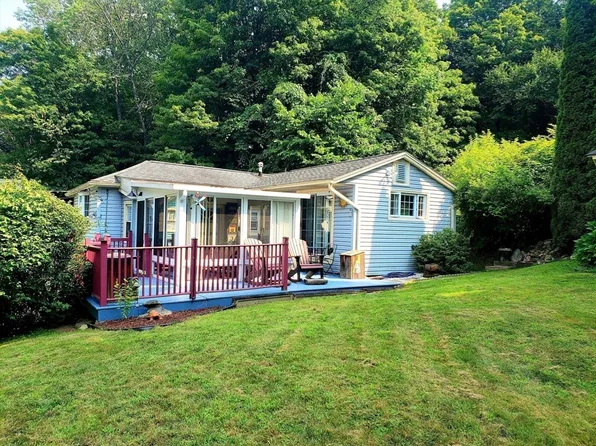 28 Hampden St, Chester, MA 01011