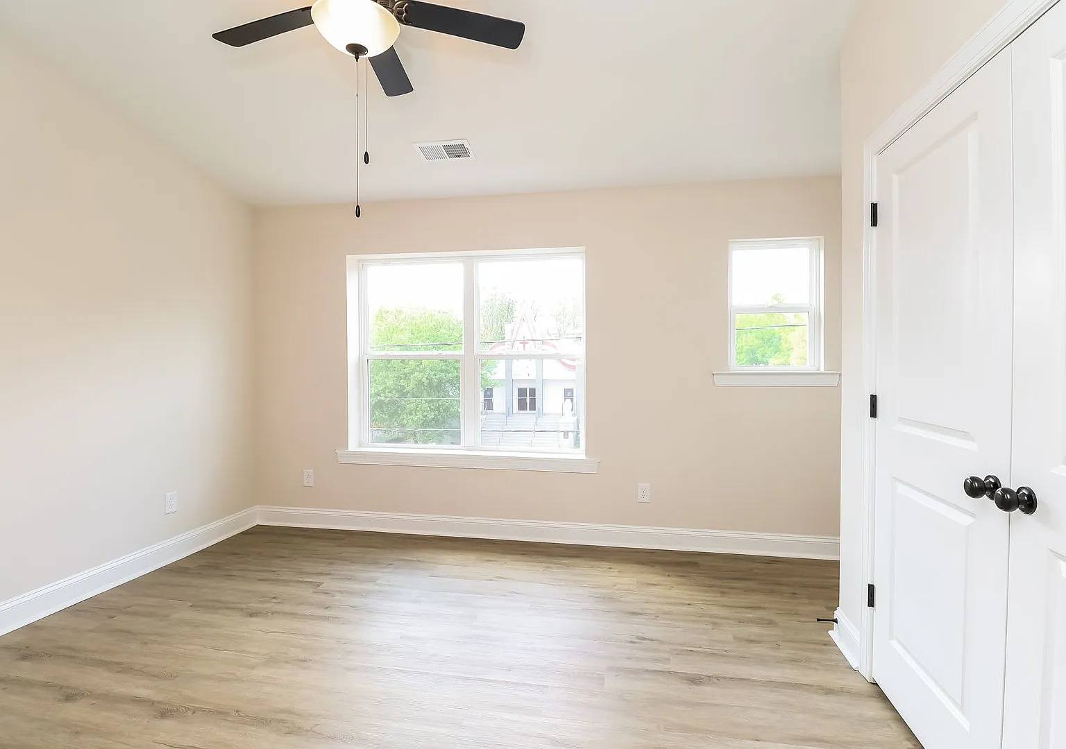 3-Bedroom, 3.5 Bath Townhome for Rent in Charlotte, NC | Attached Garage & Modern Kitchen — Photo 4