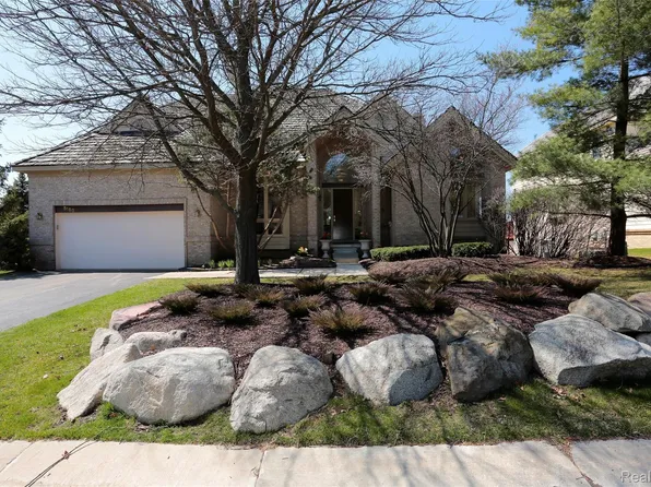 5160 Oakbrooke Dr, West Bloomfield, MI 48323