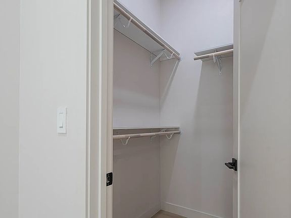 3rd image of 987 Harcourt Ave #3