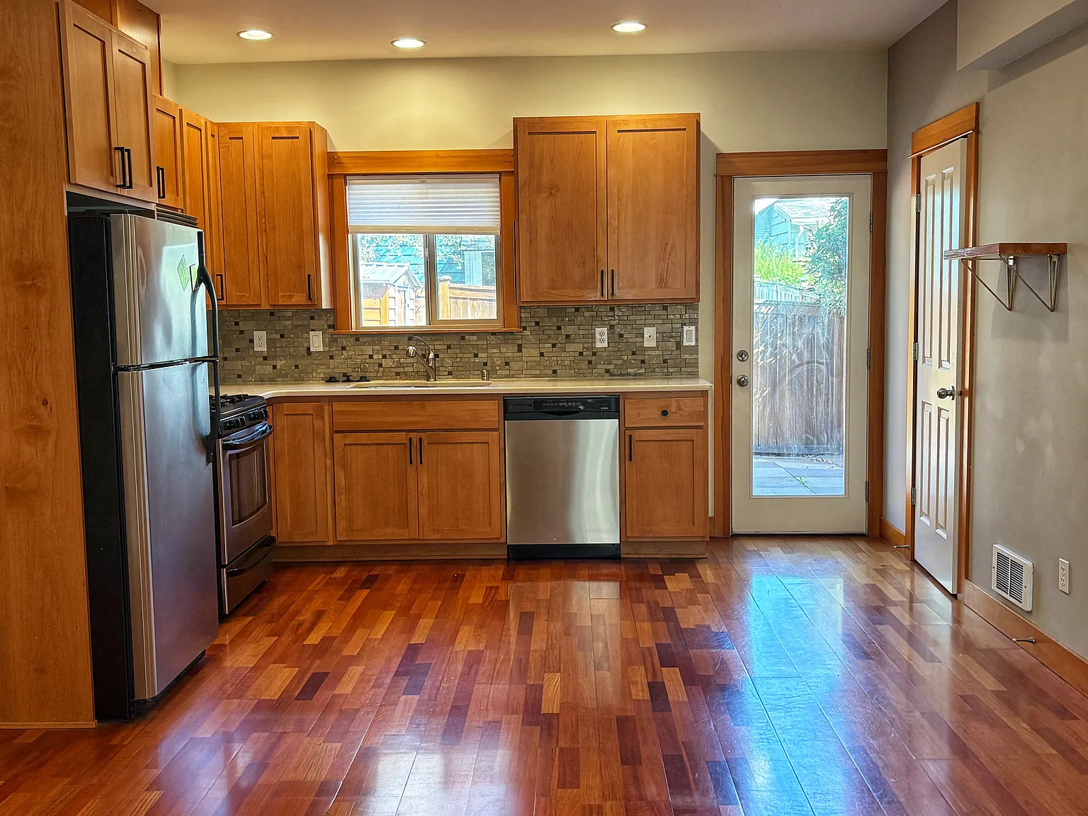 2 bed, 2.5 bath, 850 sqft, $2,650 — Photo 2
