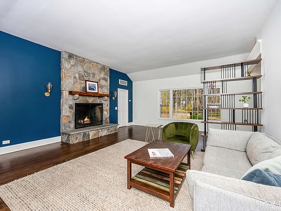 4th image of 43 Twin Oak Lane