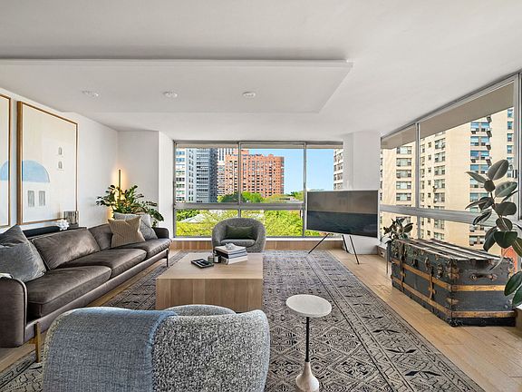 5th image of 320 W Oakdale Ave APT 702