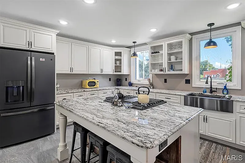 3 bed, 2340 sqft, $2,150 — Photo 2