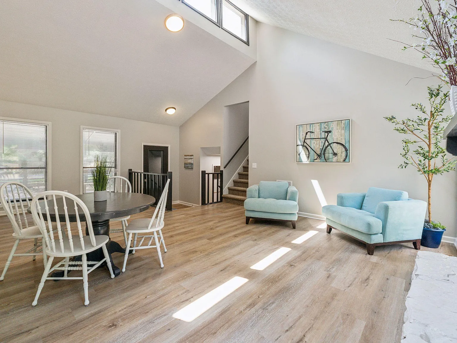 4 bed, 3.0 bath, 2600 sqft, $836 — Photo 4