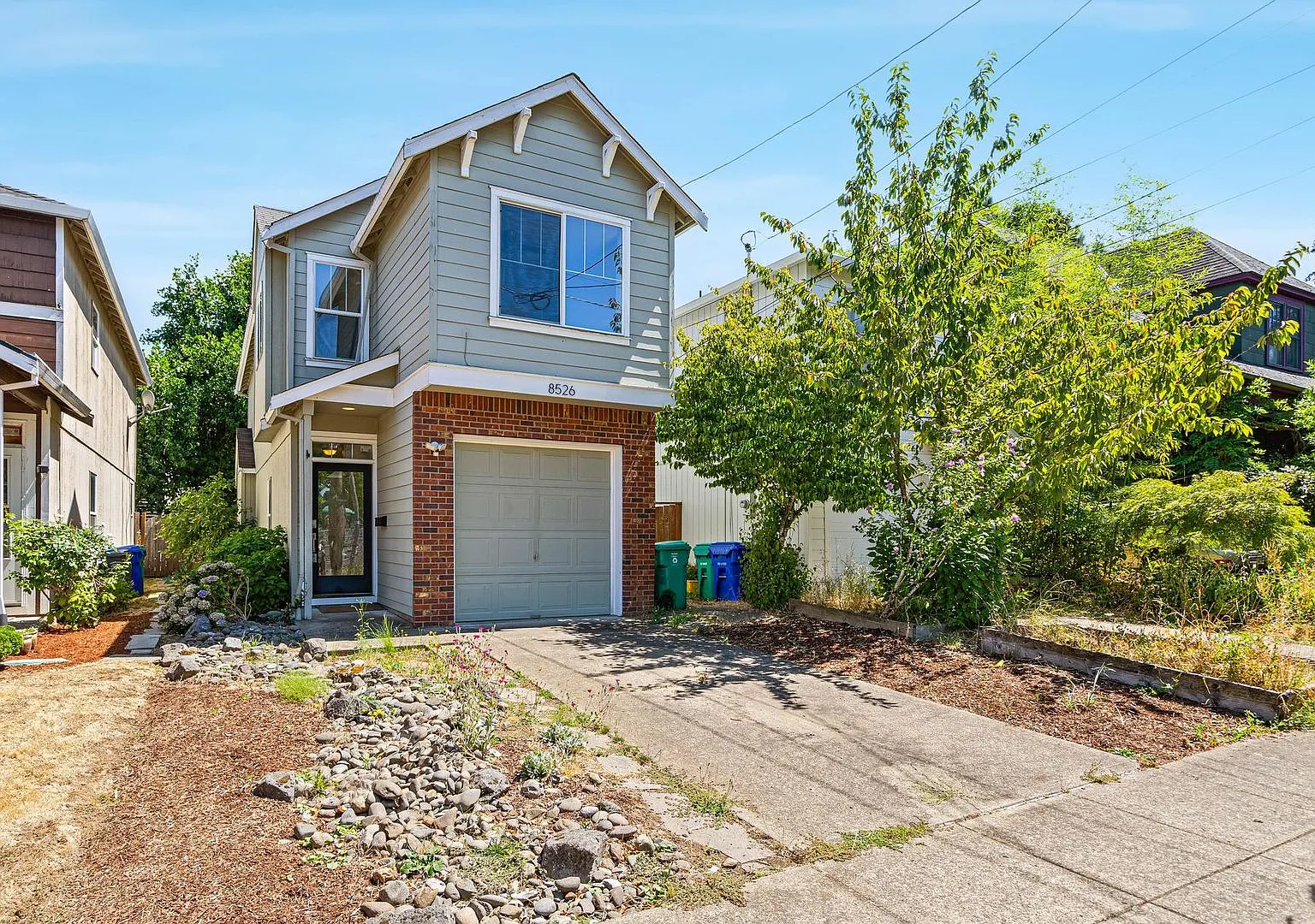 Inviting 3-bdrm/2-bath thin house in Portsmouth. Fenced backyard w/ deck, 1-car garage — Photo 2