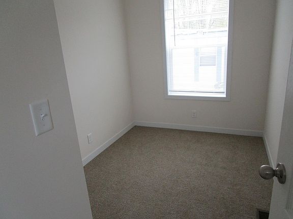 4th image of 208 Rhode Island Dr