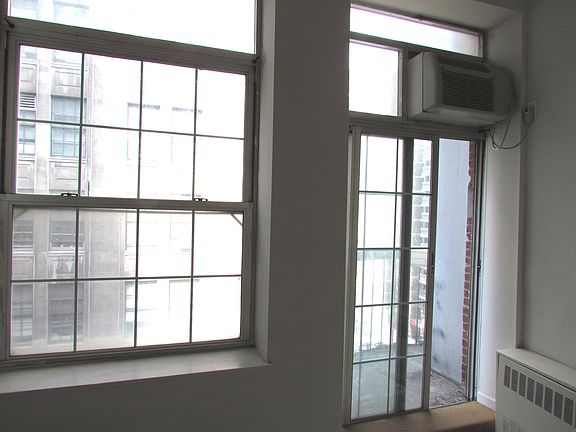 Bedroom w/ Balcony