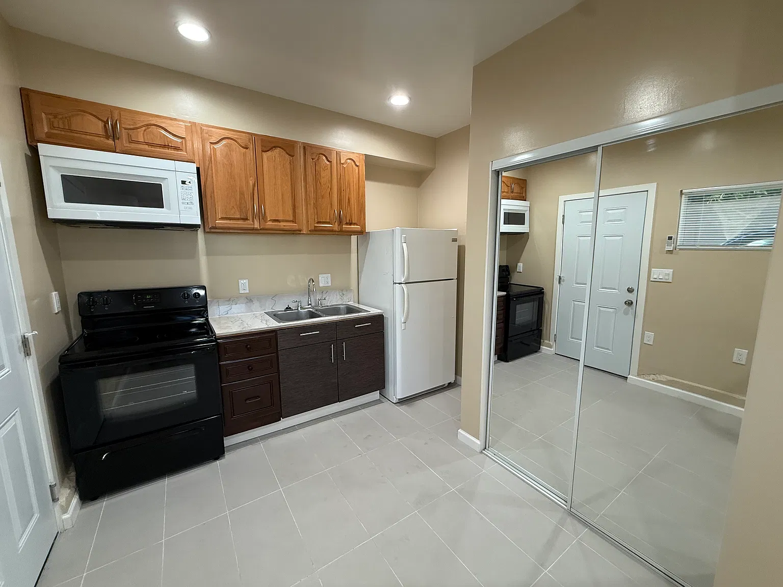 Studio, 450 sqft, $1,995 — Photo 2