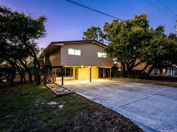 423 Carpenter Dr, Canyon Lake, TX 78133