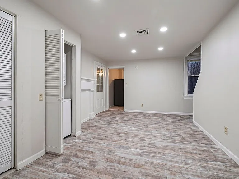 2129 Sarah St — Photo 7