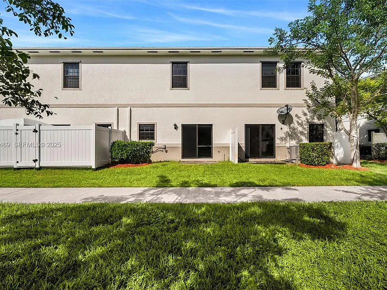 757 SW 11th St — Photo 4