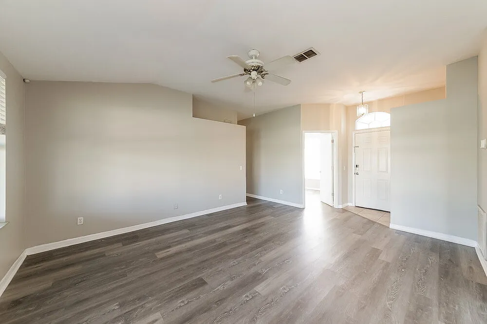 3 bed, 2.0 bath, 1295 sqft, $1,820 — Photo 3