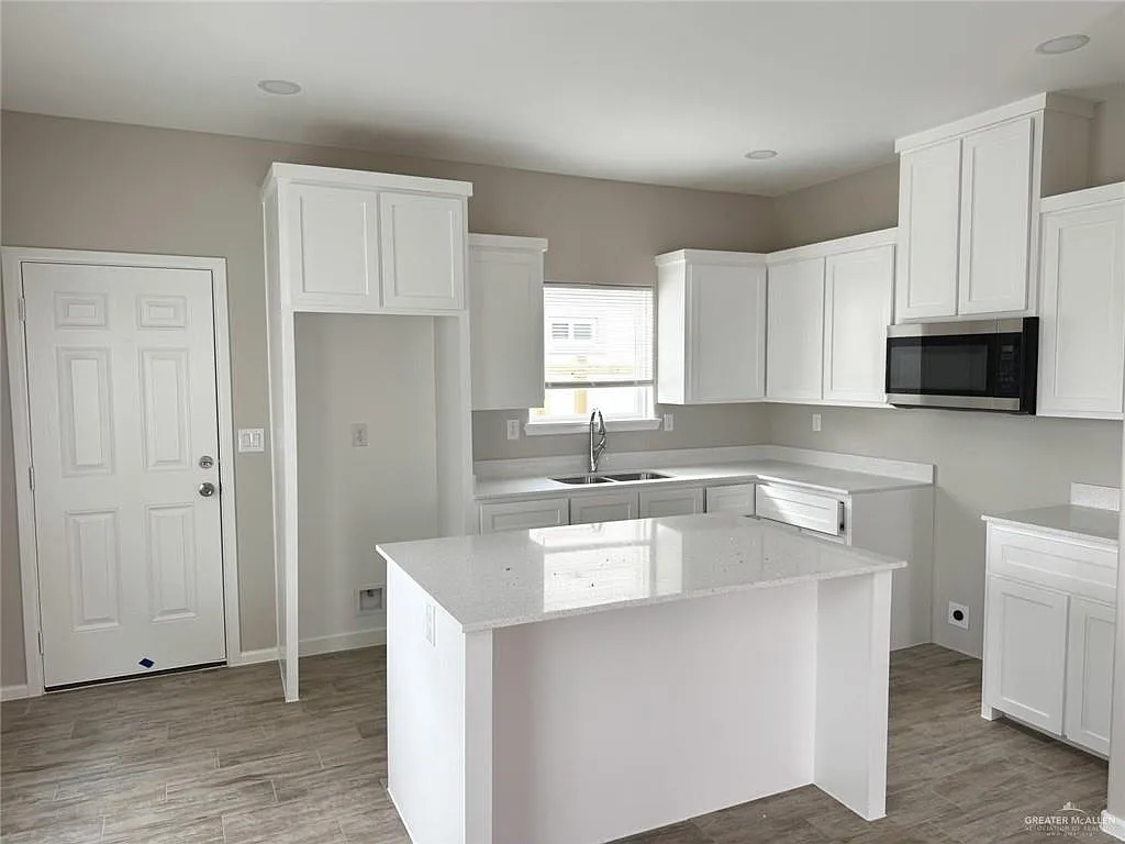 3 bed, 2.0 bath, 1175 sqft, $1,175 — Photo 2