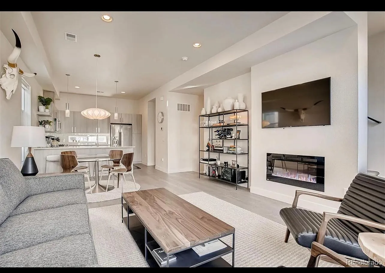 3048 N Wilson Ct — Photo 1