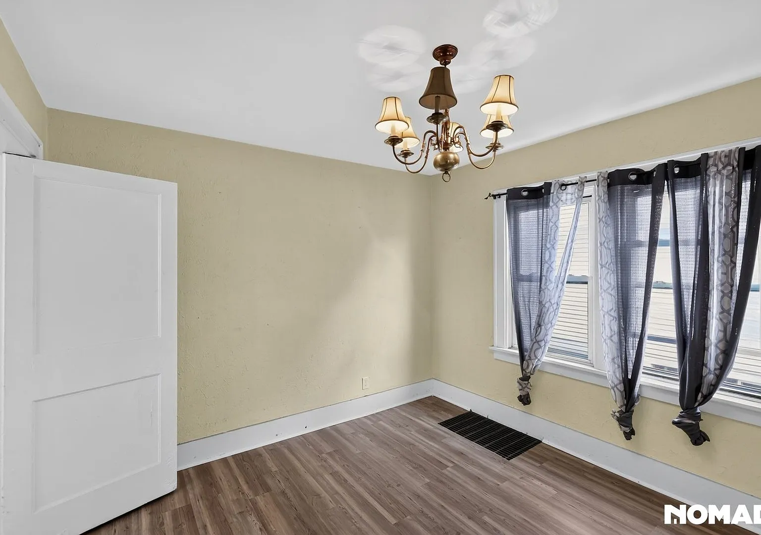 Large 2Bed/1Bath + Dining Room + Living Room + Sunroom in Kenmore — Photo 1